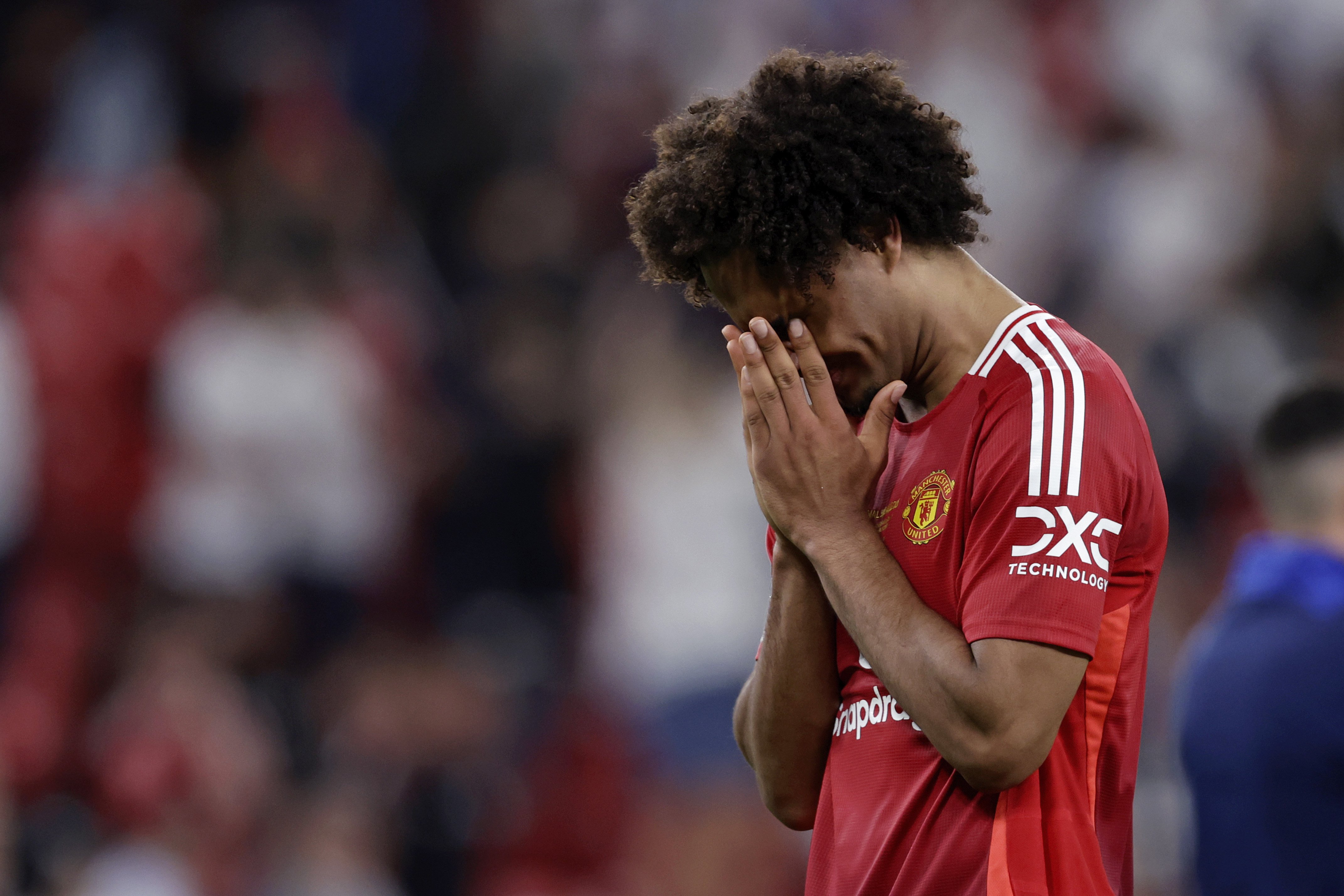 Joshua Zirkzee reageert zichtbaar teleurgesteld tijdens een wedstrijd van Manchester United, in een periode waarin zijn rol en rendement ter discussie staan.