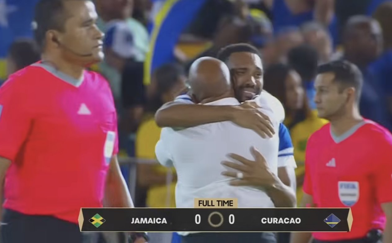 Curaçao viert het historische WK-ticket, ondanks felle kritiek uit Europa.