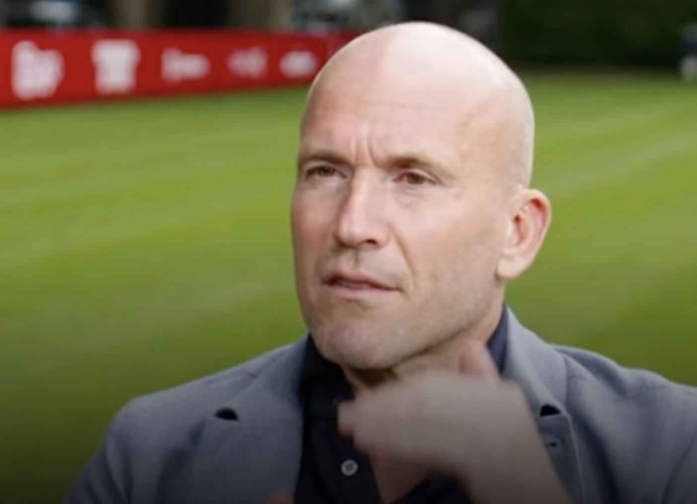 Alex Kroes belt aan een stuk door tijdens finale Como Cup: Ajax-directeur had zijn telefoon continu aan het oor.