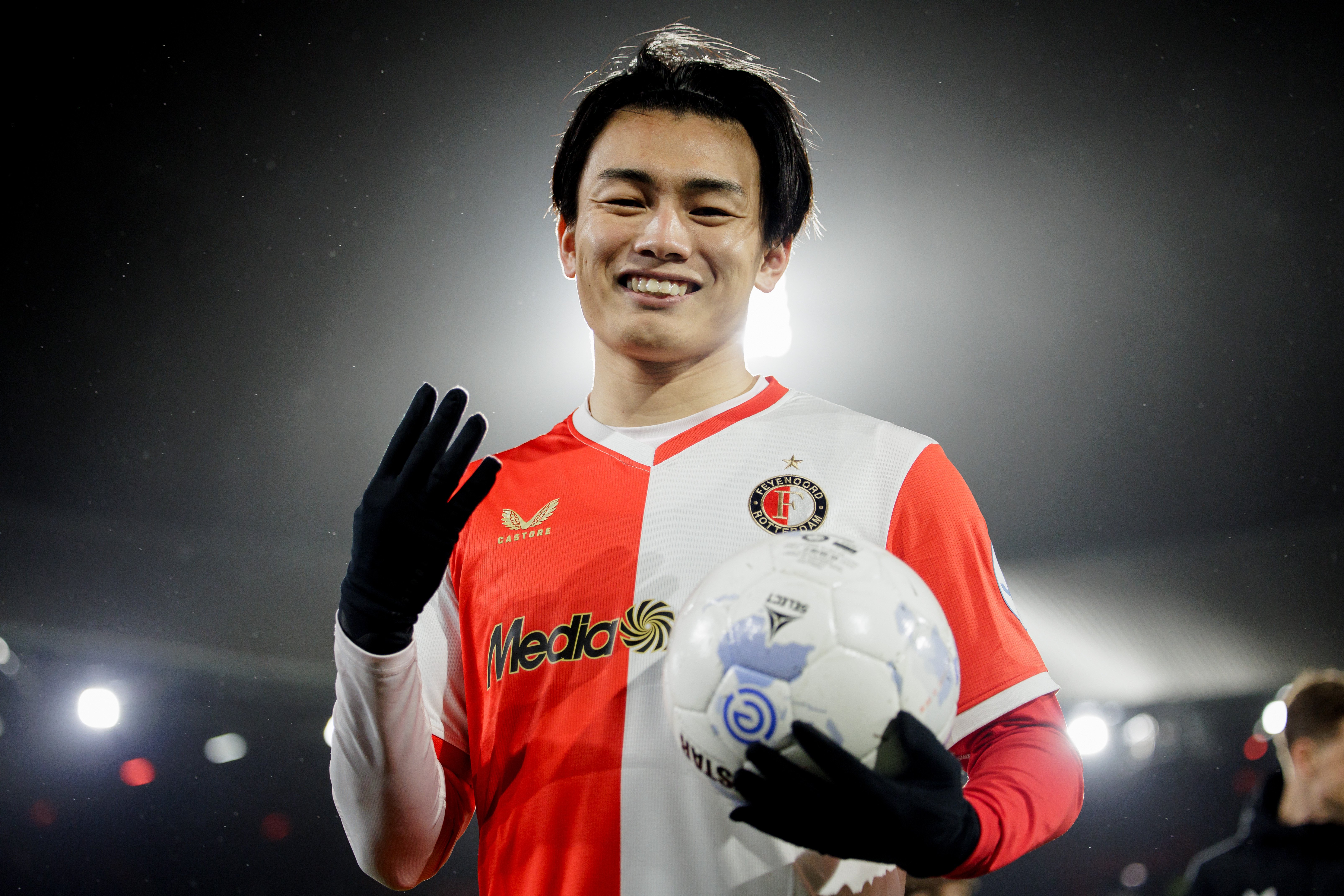 Ayase na zijn 4 doelpunten voor Feyenoord tegen PEC Zwolle. De Japanse spits voert op dit moment de ranglijst aan van topscorers van de top-5 competities in Europa en de Eredivisie.