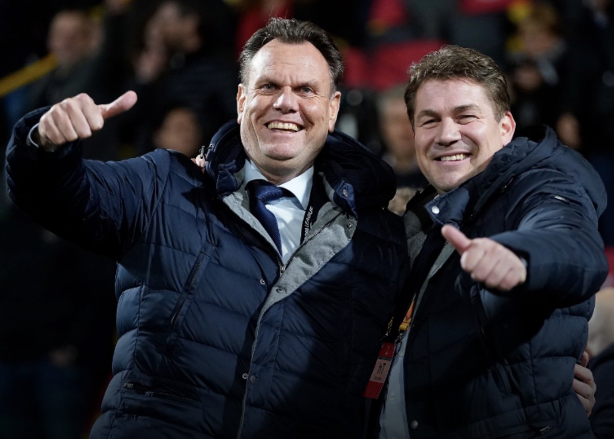 Robert Eenhoorn (links) en Max Huiberts (rechts) samen in beeld. Eenhoorn geldt al langer als mogelijke bestuurder bij Feyenoord, terwijl Huiberts na dit seizoen vertrekt als technisch directeur van AZ.