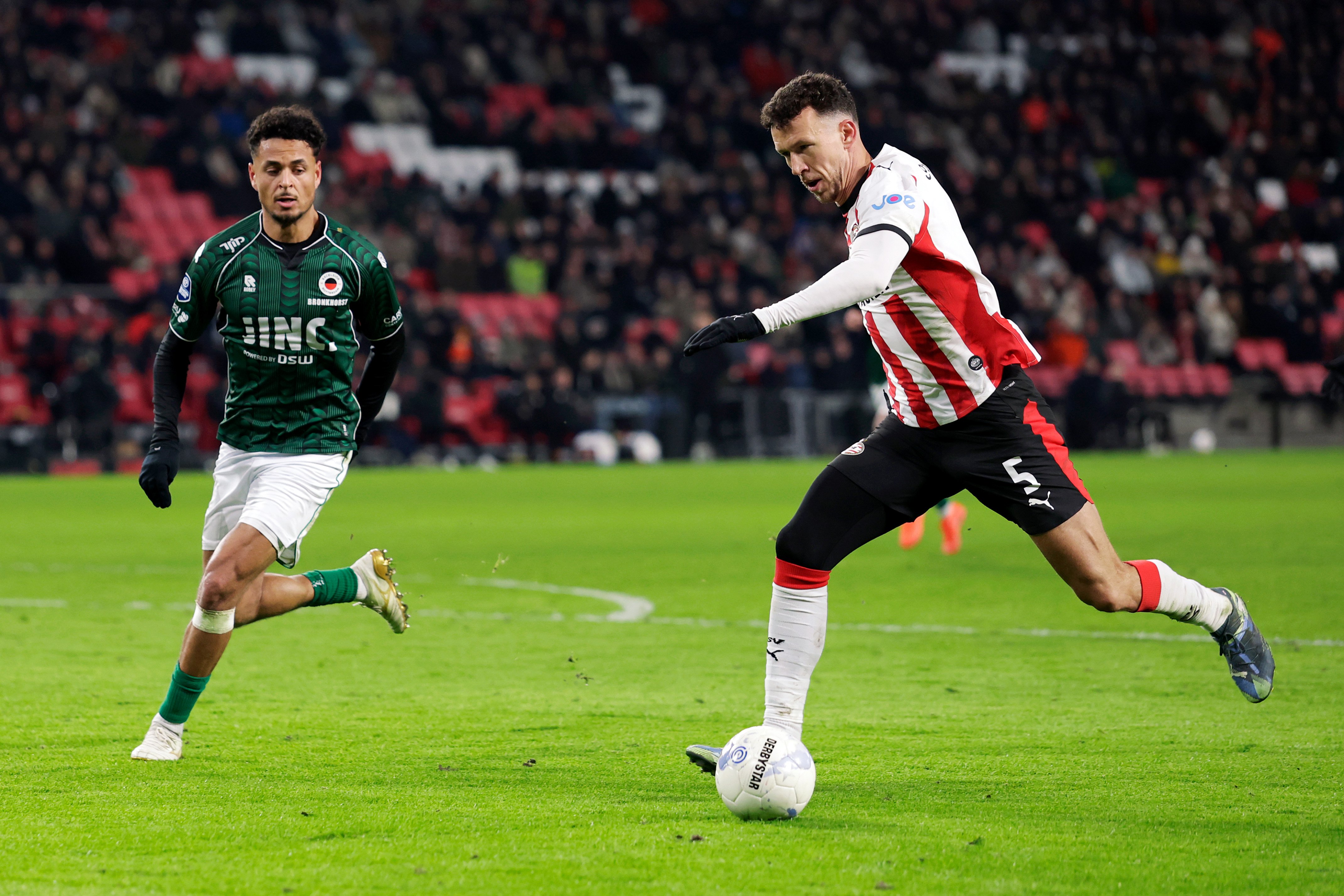 Perišić in duel met Excelsior-speler