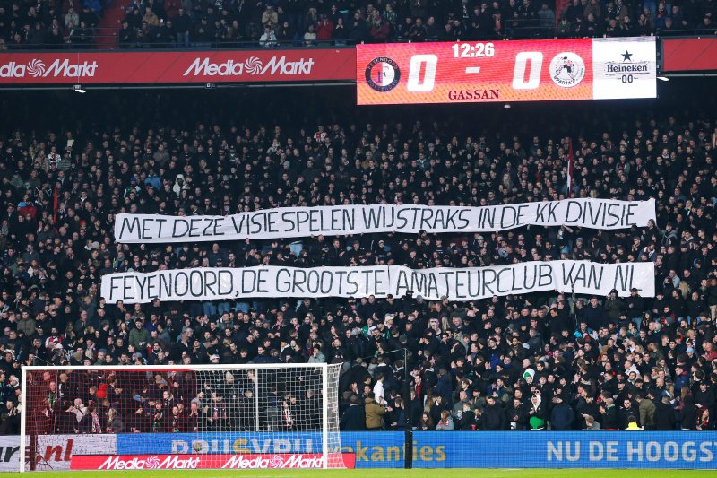 De Feyenoord achterban toont een spandoek. 