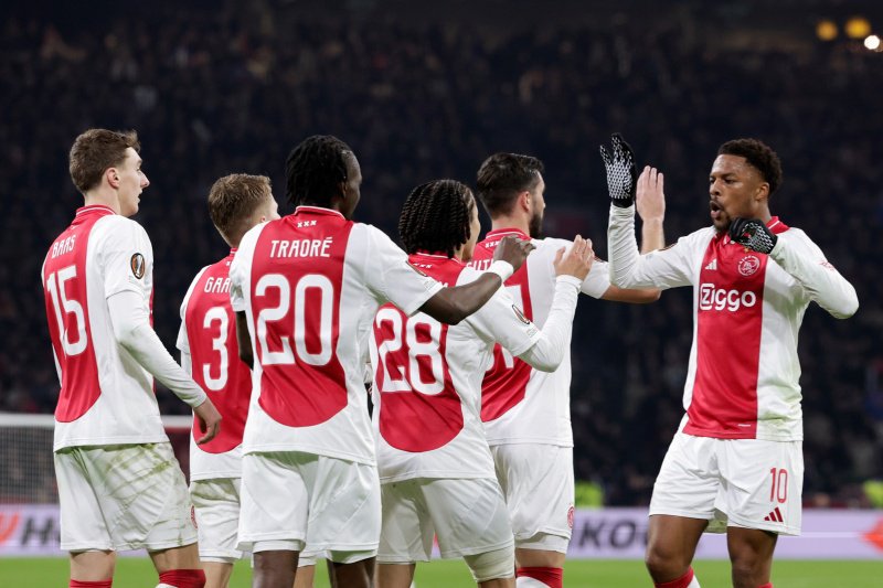 Akpom viert een doelpunt toen hij nog voor Ajax 1 speelde