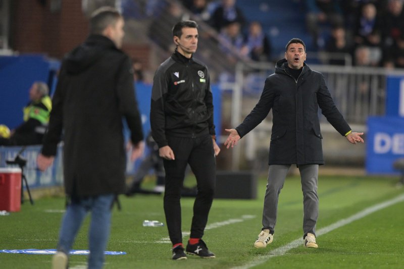 Michel langs de zijlijn voor Girona