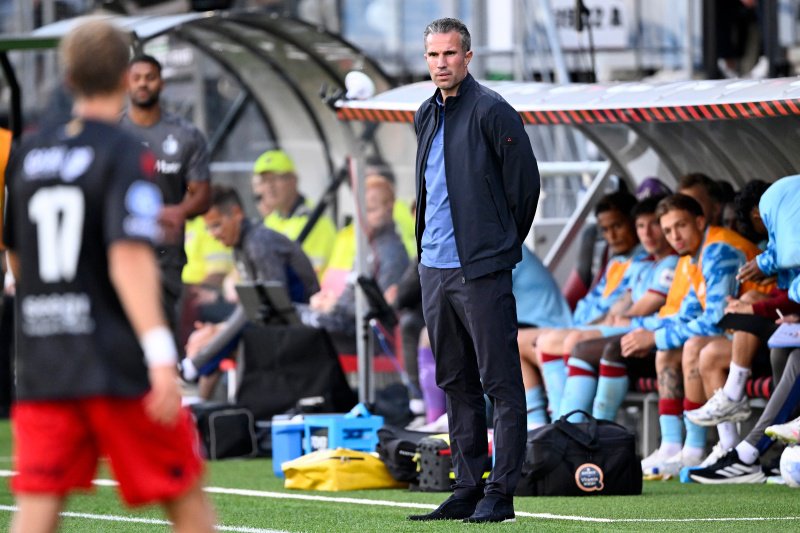 Van Persie houdt zijn dure aankopen Borges, Diarra, Tengstedt en Valente op de bank tegen Excelsior