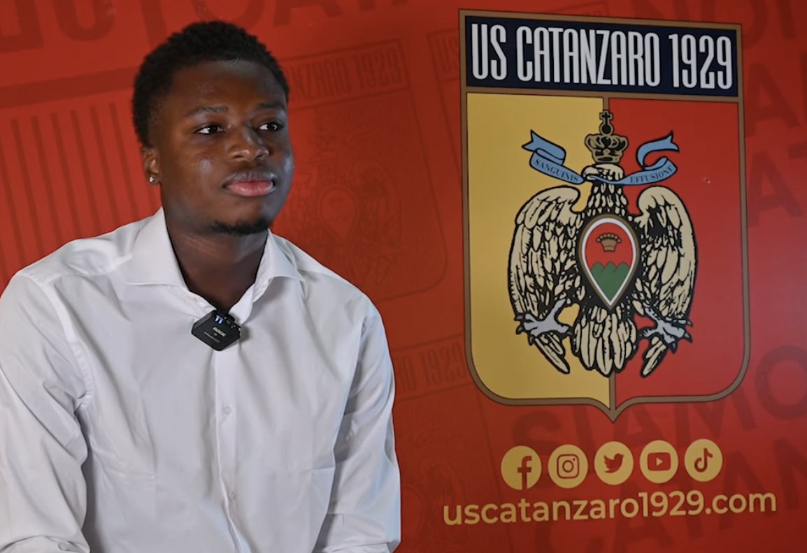 Alphadjo Cissè als speler van US Catanzaro, waar hij dit seizoen indruk maakt en zich in de kijker speelde bij meerdere Europese clubs.