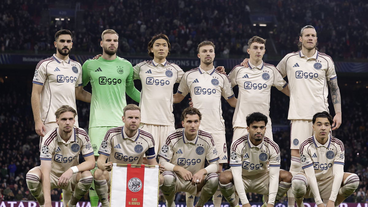 Het Ajax-elftal poseert voorafgaand aan het Champions League-duel met Benfica in de Johan Cruijff Arena. Opvallend: de Amsterdammers dragen het beige derde tenue, verplicht door de UEFA vanwege te weinig kleurcontrast met de Portugese ploeg.