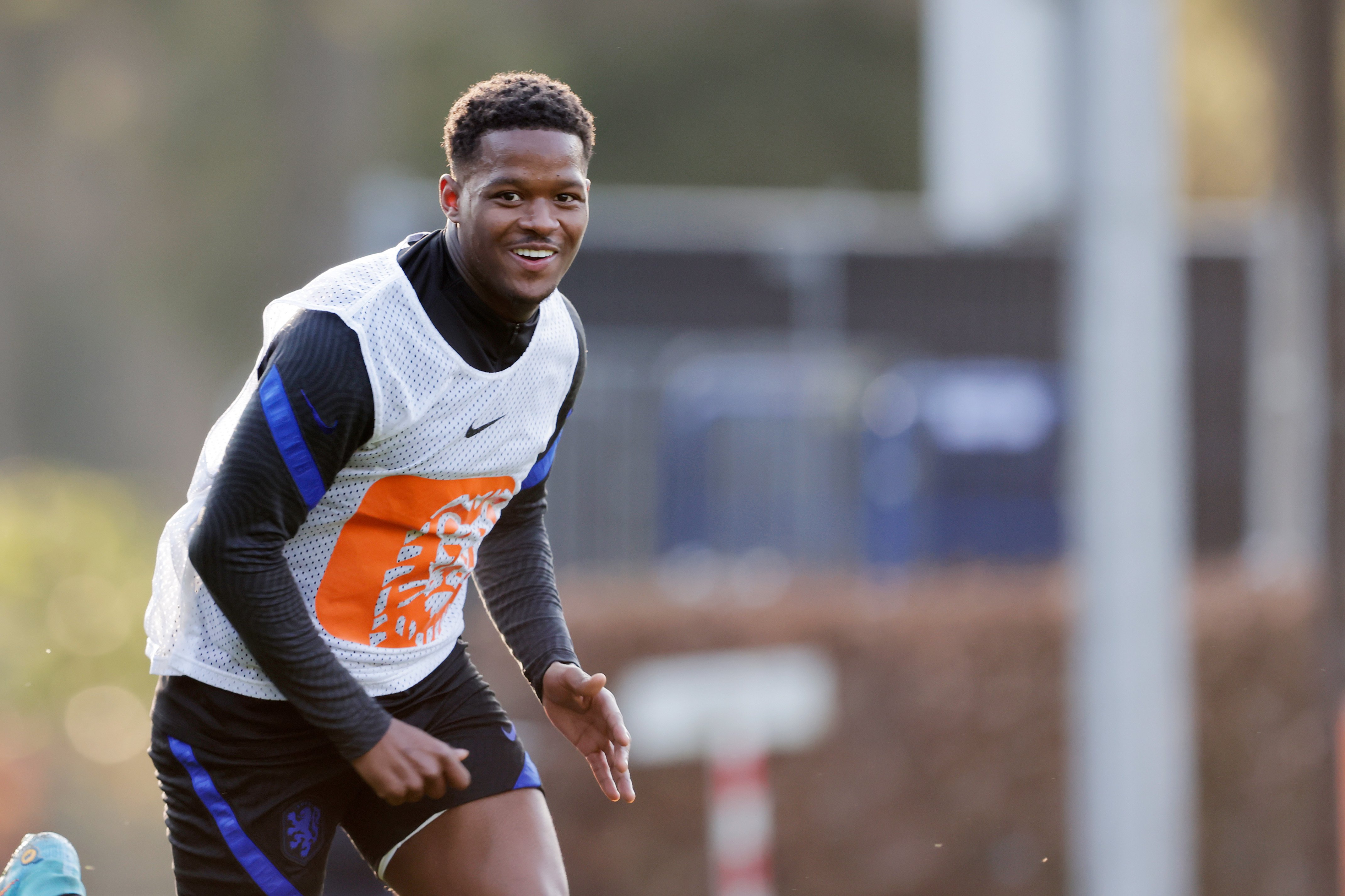 Daishawn Redan in actie voor Nederland Onder 21 jaar, in betere tijden. De oud-Ajacied gold als groot talent, maar belandde door een lachgasverslaving in een Thaise afkickkliniek.