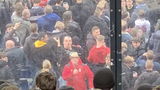 Wat voor gebaren maakt deze Feyenoord-opa richting FC Utrecht-fans?