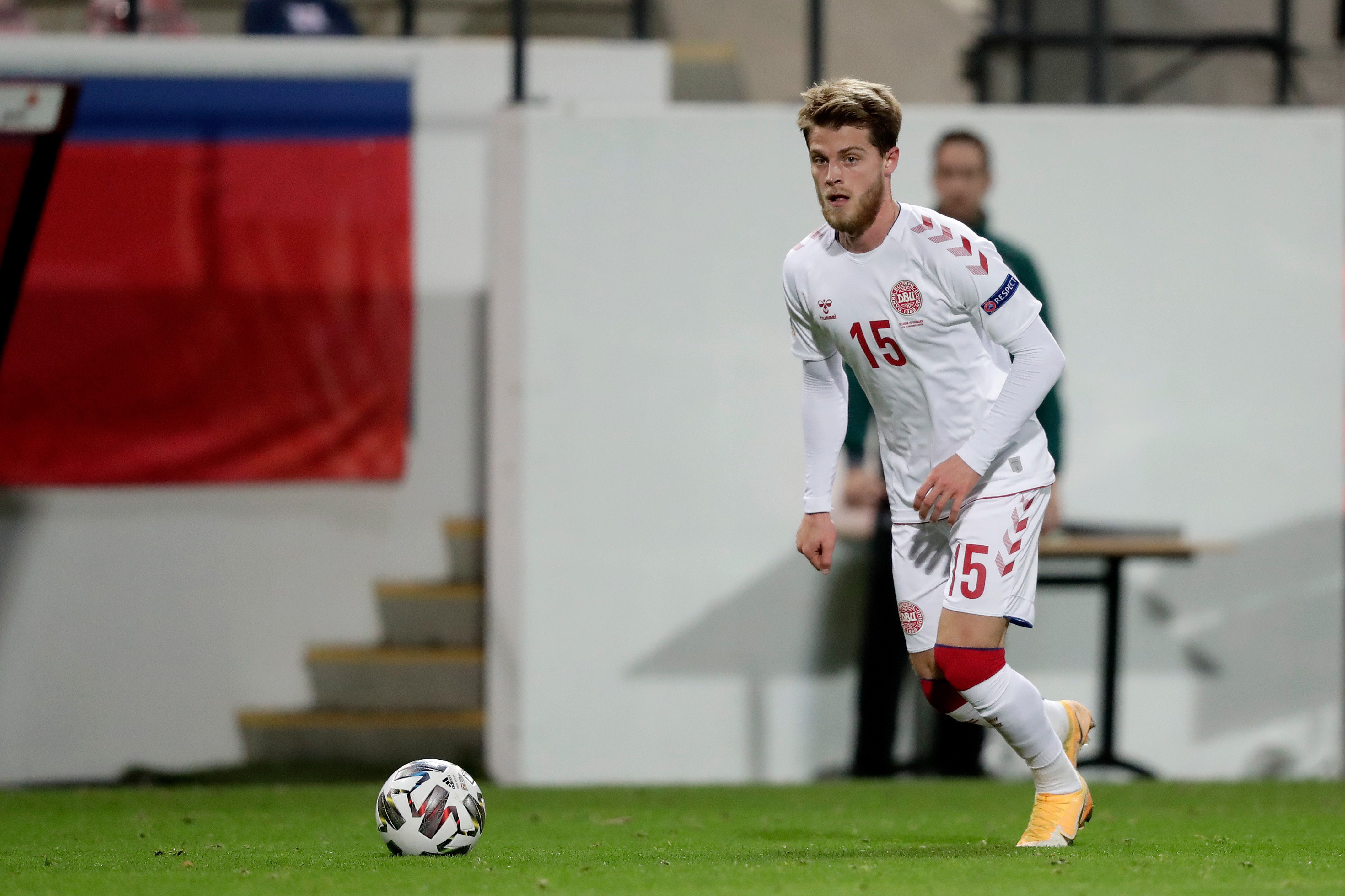 Mathias Jensen in actie voor Denemarken. De Deense middenvelder staat volgens het Eindhovens Dagblad op de radar van PSV.