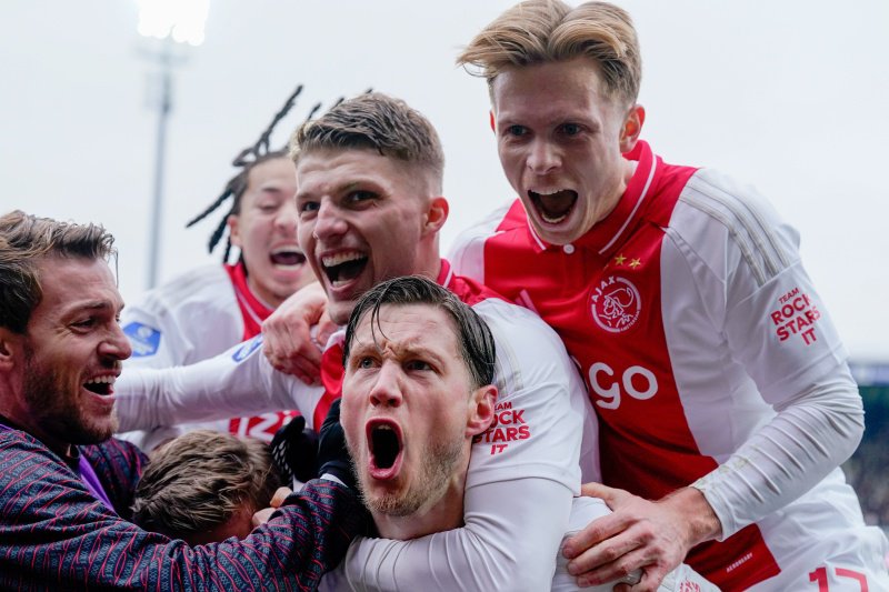 Weghorst juicht voor Ajax