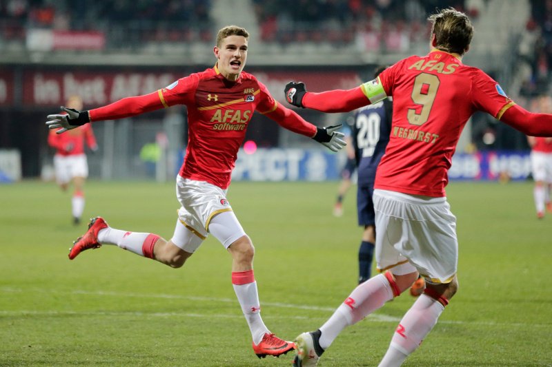 Guus Til en Wout Weghorst vieren samen feest na een goal