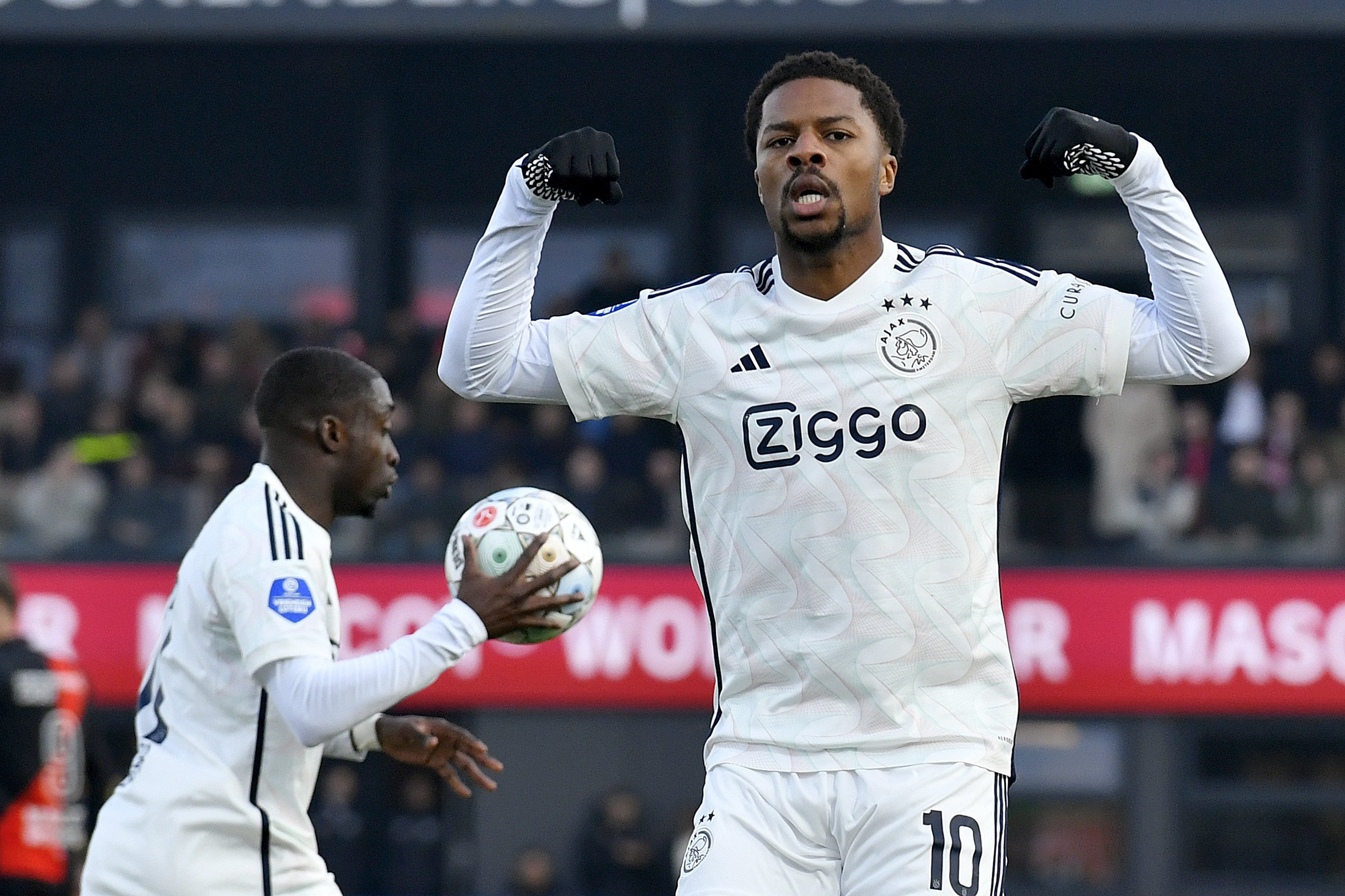 Chuba Akpom in actie voor Ajax, waar hij na een roerige periode uiteindelijk buiten de plannen viel.