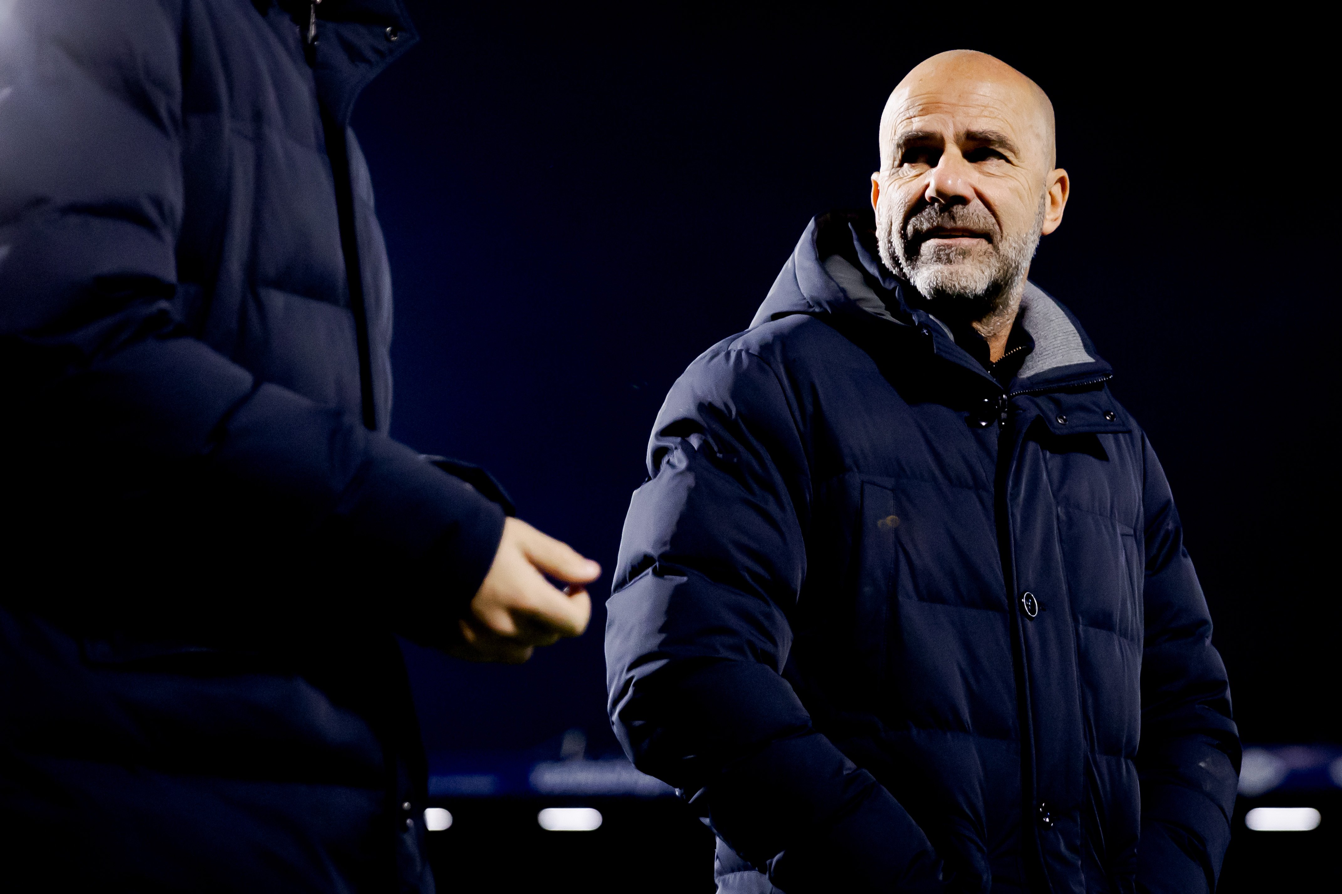 Peter Bosz tijdens een wedstrijd van PSV. De trainer wil duidelijkheid over zijn toekomst, terwijl een Oranje-clausule de onderhandelingen bemoeilijkt.