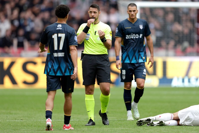 Verbazing om beslissing scheidsrechter: dit is toch rood!?