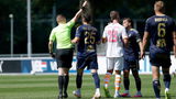 Bizarre wending bij PSV: speler krijgt rood en mag tóch verder