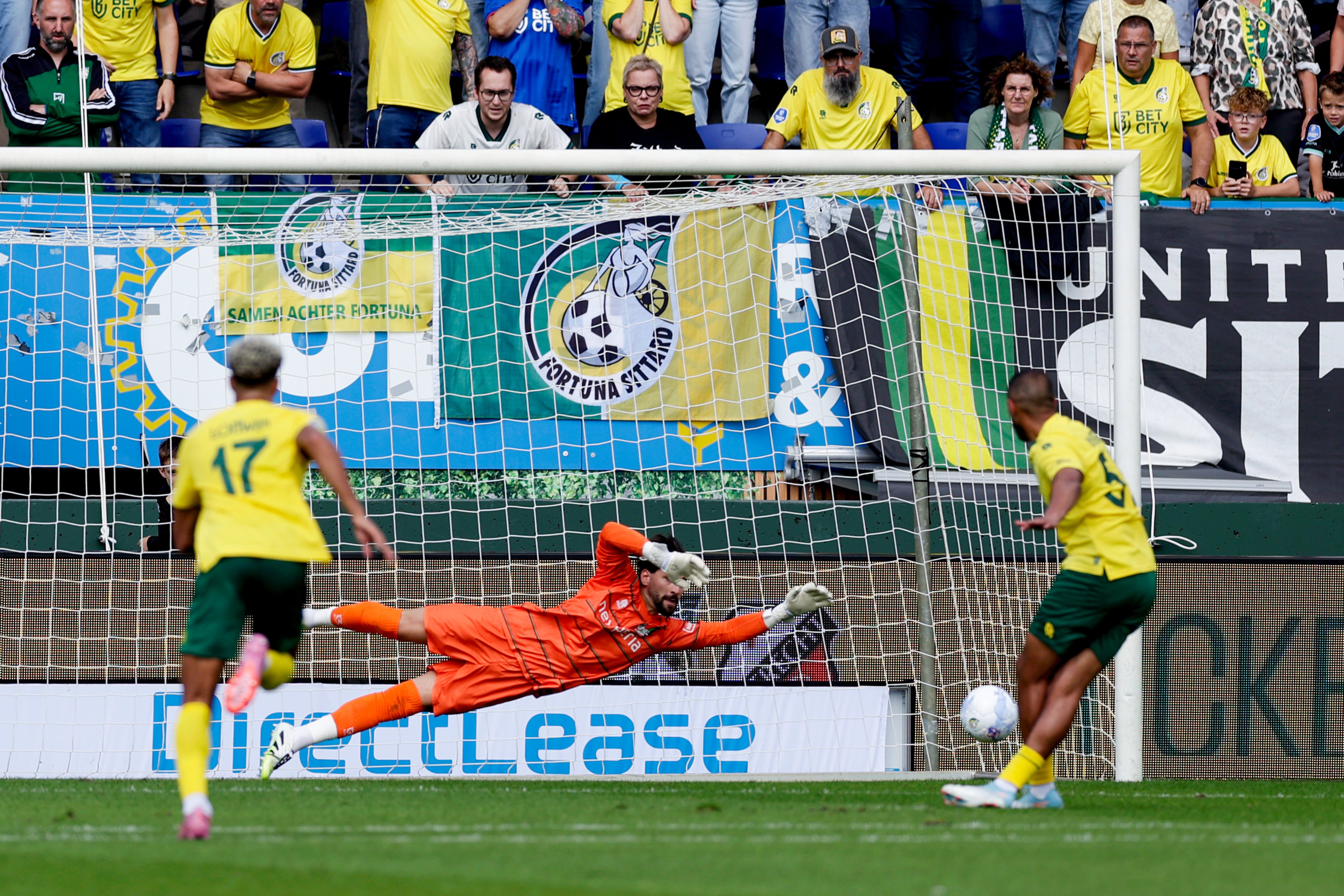 ihattaren scoort uit een penalty voor fortuna sittard tegen nec. toch wordt er veel geklaagd door voetbalfans, over het slechte veld wel te verstaan