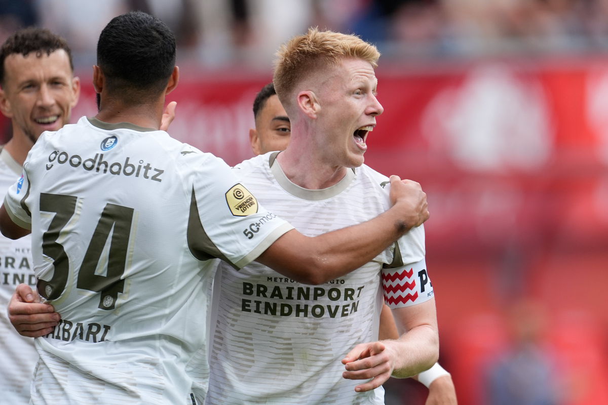 Jerdy Schouten viert een goal namens PSV