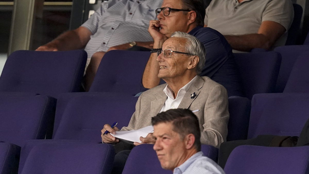 Piet de Visser als scout op de tribune, jarenlang één van de meest gerespecteerde talentenontdekkers ter wereld.