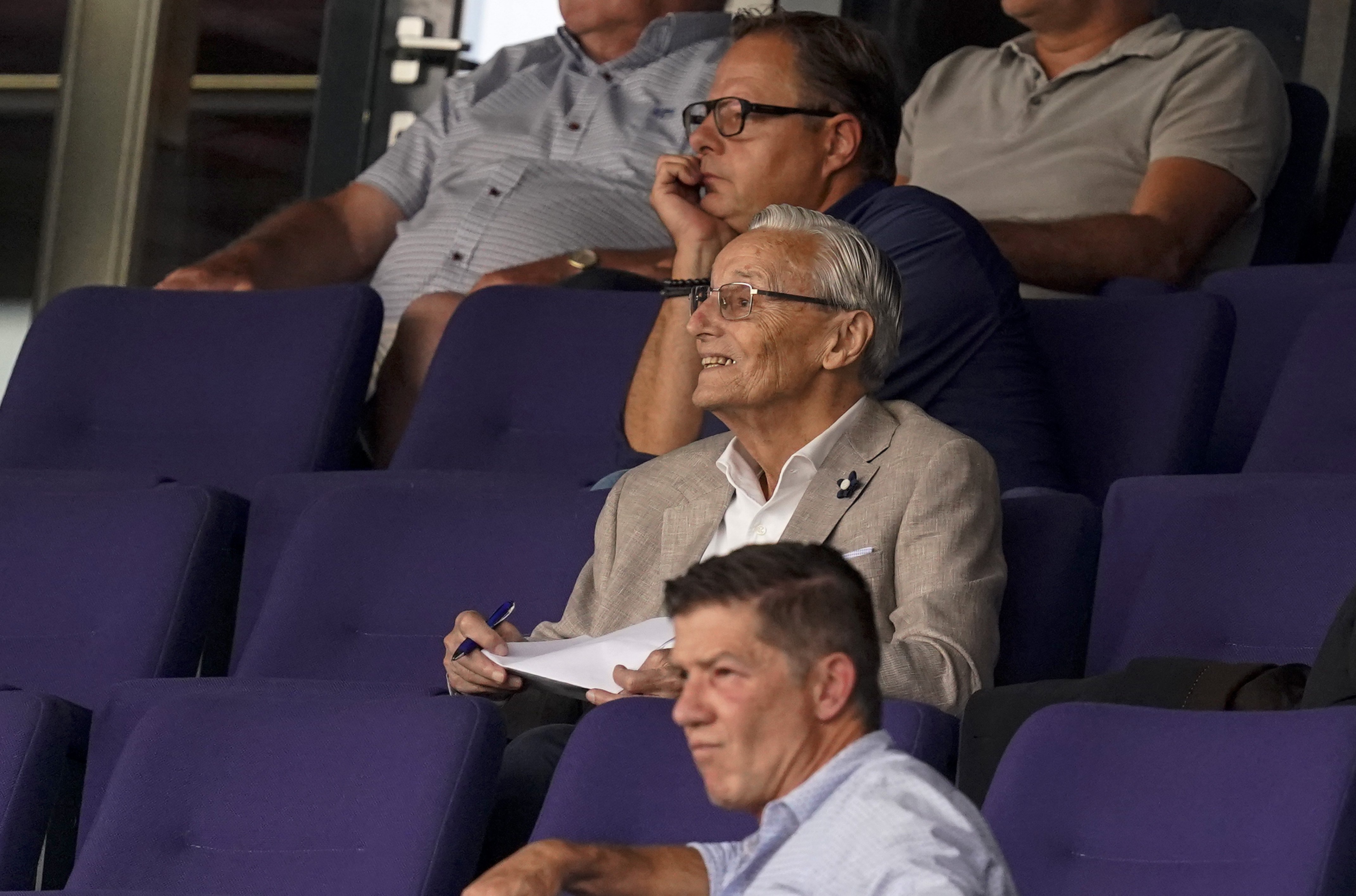 Piet de Visser als scout op de tribune, jarenlang één van de meest gerespecteerde talentenontdekkers ter wereld.