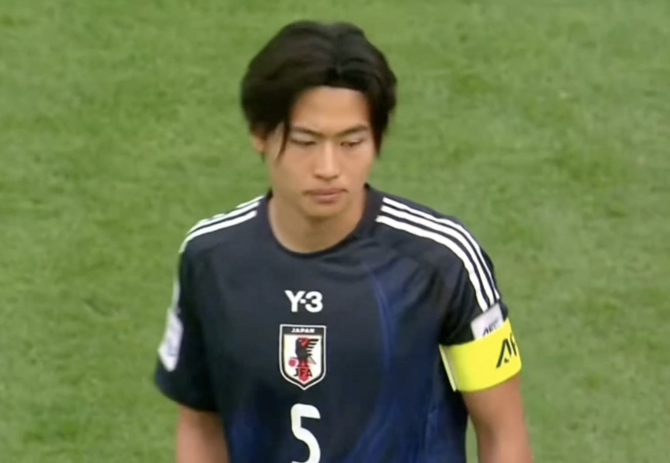 Rion Ichihara in actie namens Japan Onder 20 tijdens de Azië Cup.