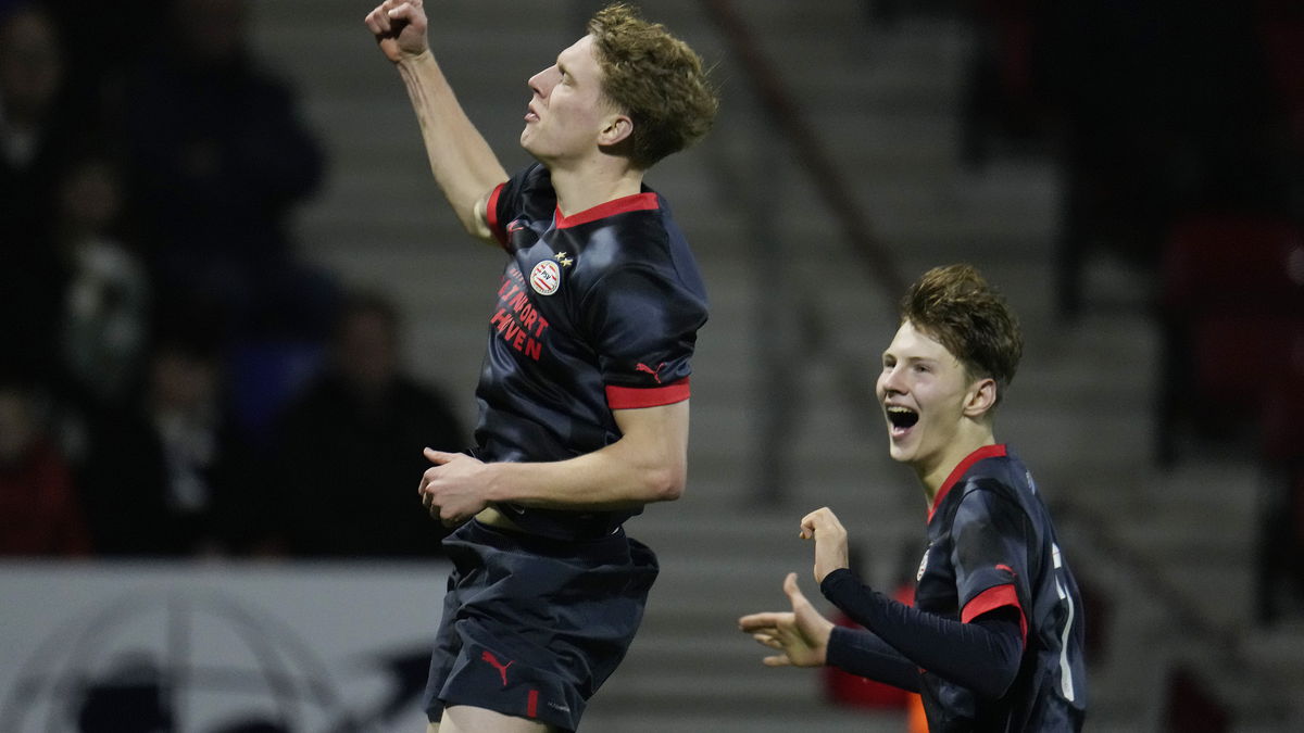 Simon Colyn viert een doelpunt van Jong PSV samen met August Priske Flyger, de zoon van trainer Brian Priske speelde in zijn jongere jaren in Eindhoven