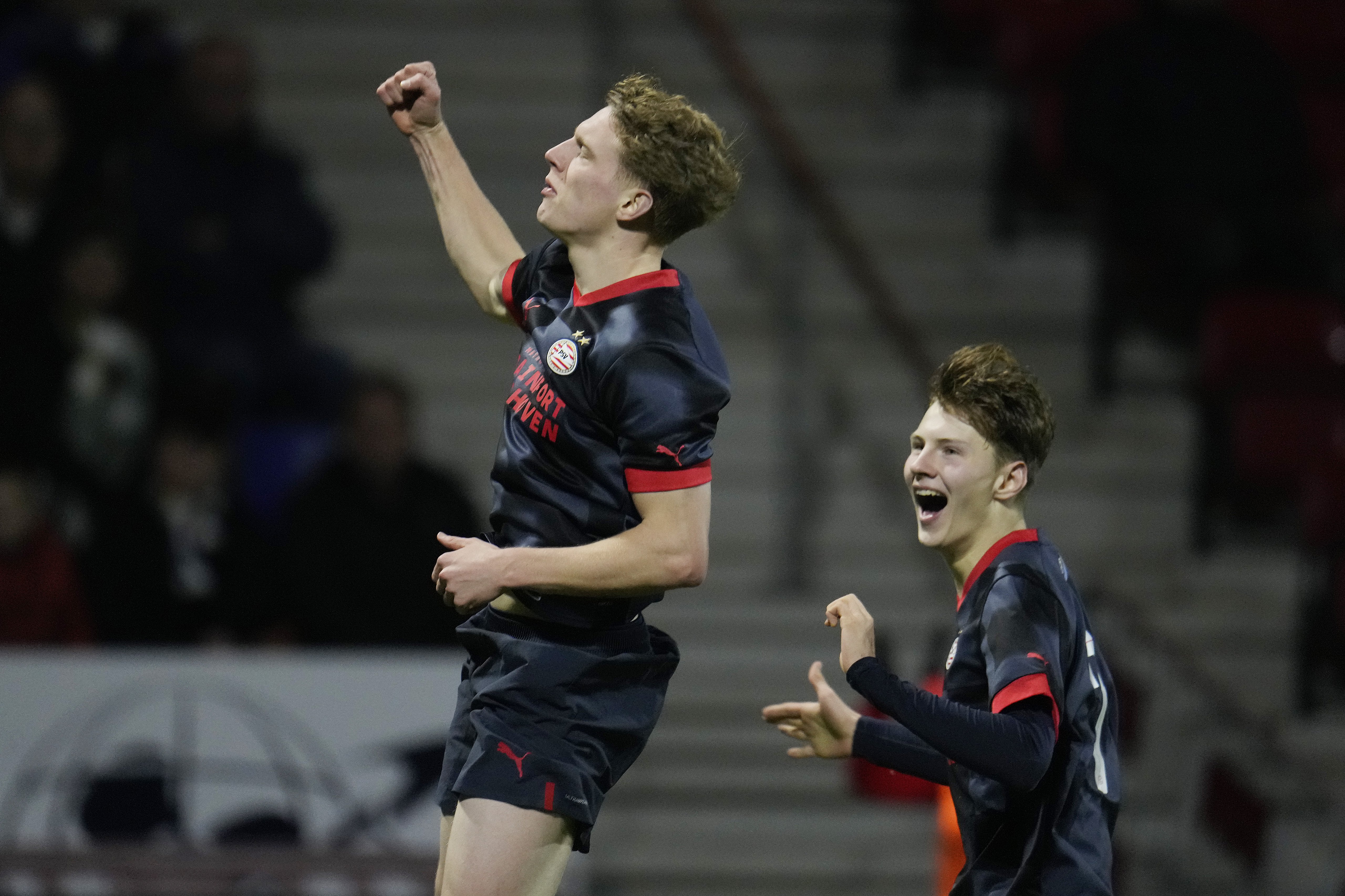 Simon Colyn viert een doelpunt van Jong PSV samen met August Priske Flyger, de zoon van trainer Brian Priske speelde in zijn jongere jaren in Eindhoven