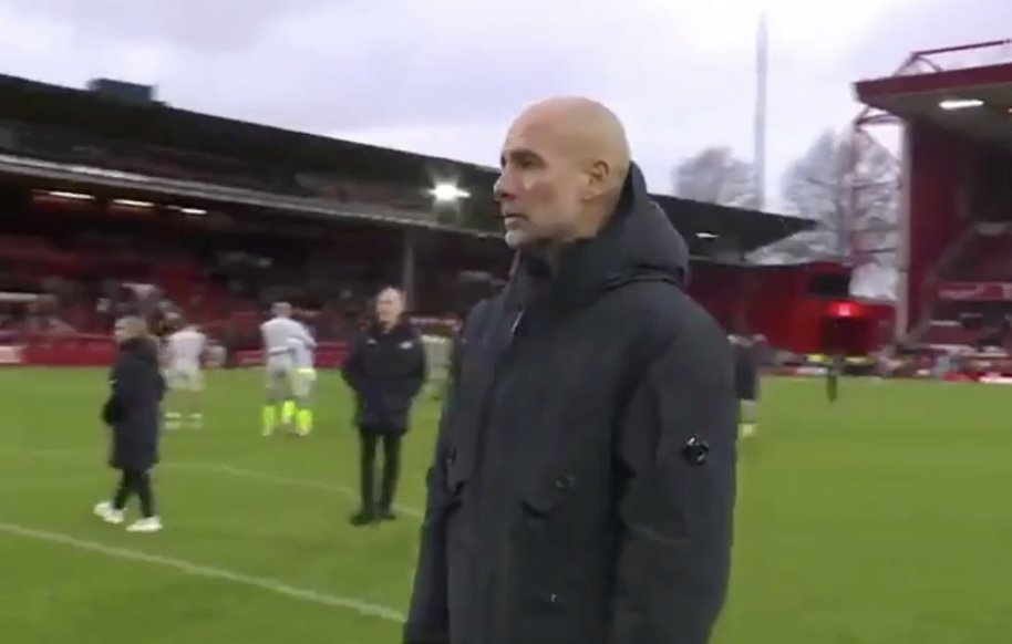 Pep Guardiola na afloop van Nottingham Forest – Manchester City. De trainer ergert zich zichtbaar aan een cameraman die te dichtbij komt.
