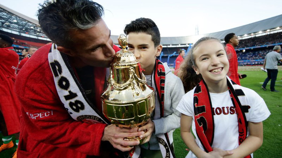 Supporters reageren wisselend op debuut zoontje Van Persie