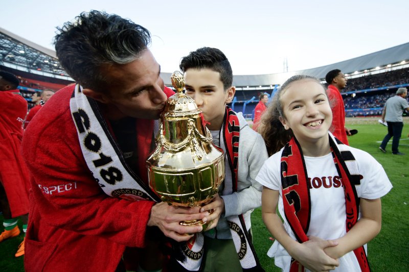 Supporters reageren wisselend op debuut zoontje Van Persie