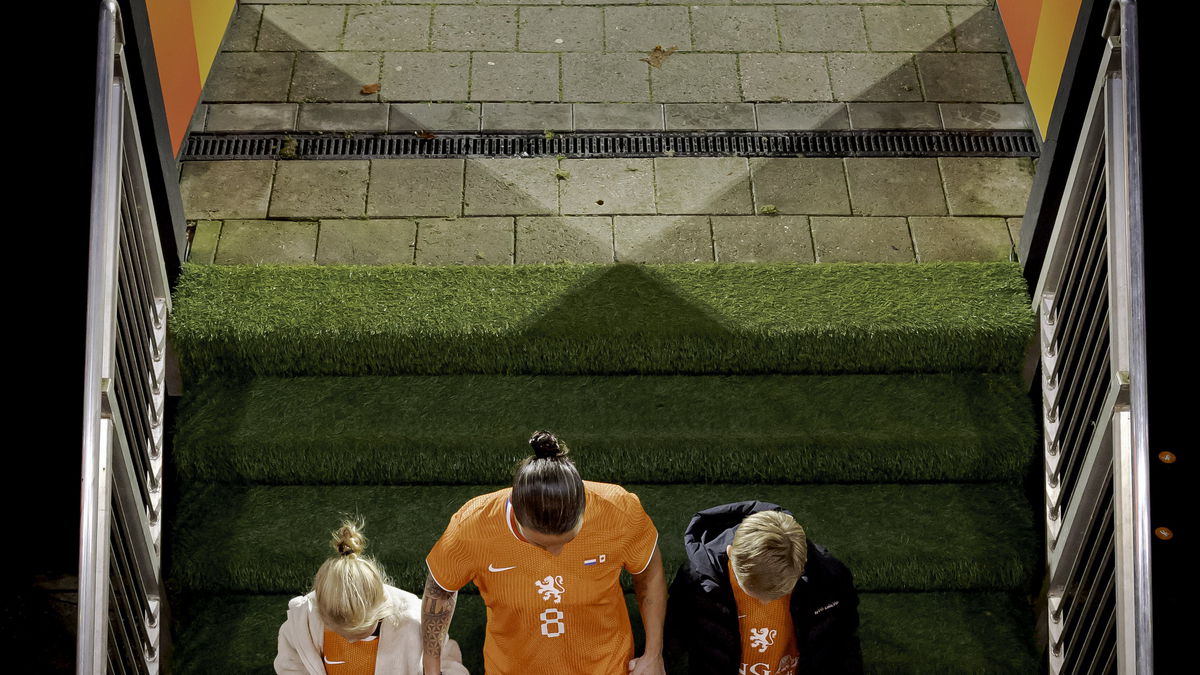 Sherida Spitse verlaat het veld met een erehaag tijdens haar laatste interland voor Oranje.