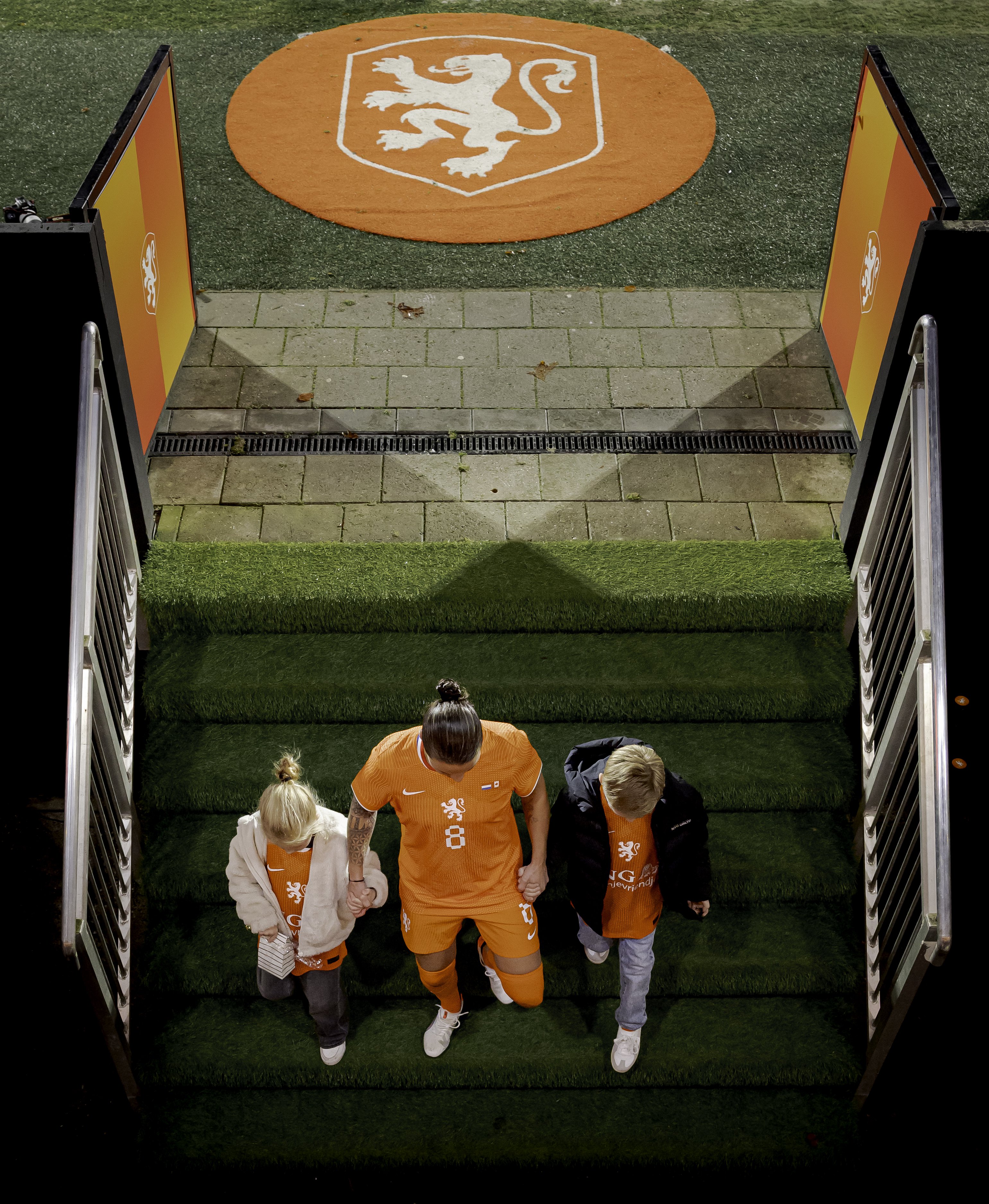 Sherida Spitse verlaat het veld met een erehaag tijdens haar laatste interland voor Oranje.