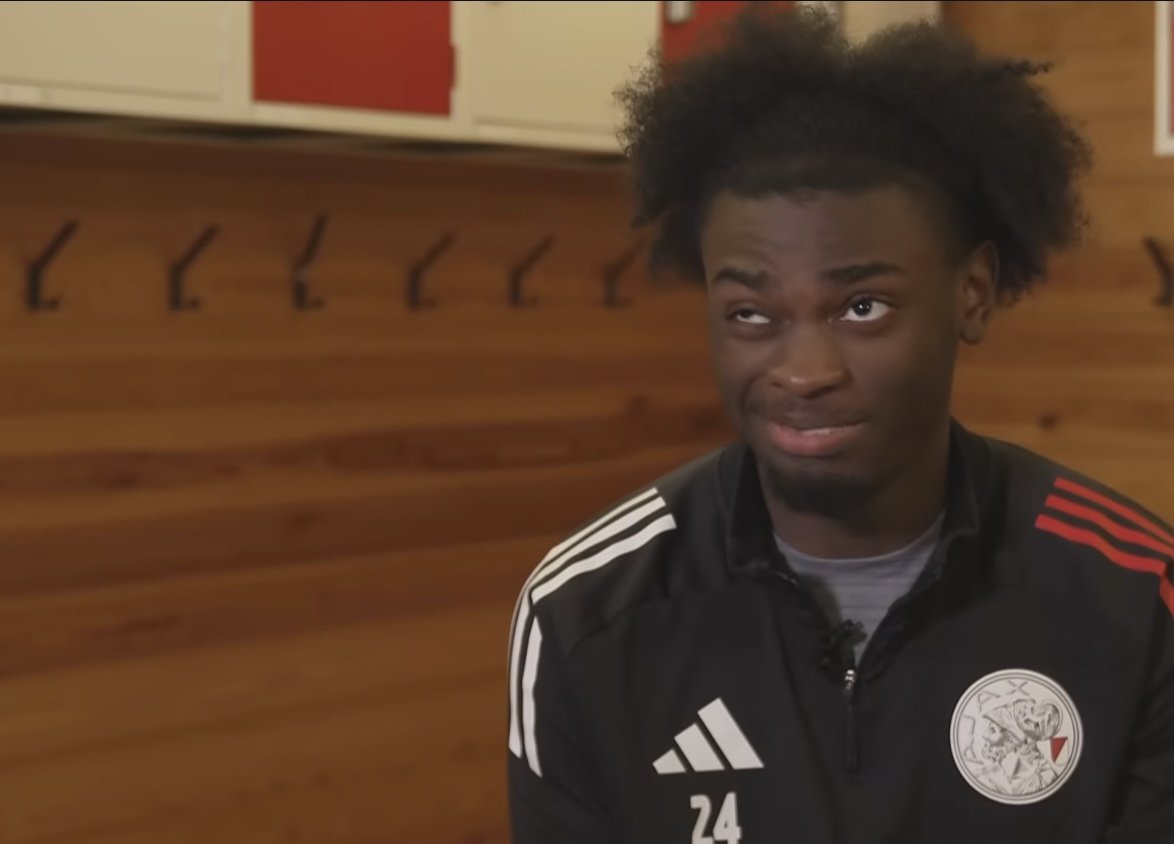 Jorthy Mokio tijdens het interview over zijn ontwikkeling bij Ajax en zijn droom om met België het WK te halen.