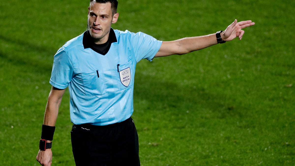 Scheidsrechter Maurizio Mariani in actie. De Italiaan kwam eerder in opspraak na een beslissing rondom Denzel Dumfries en fluit nu Polen – Nederland.