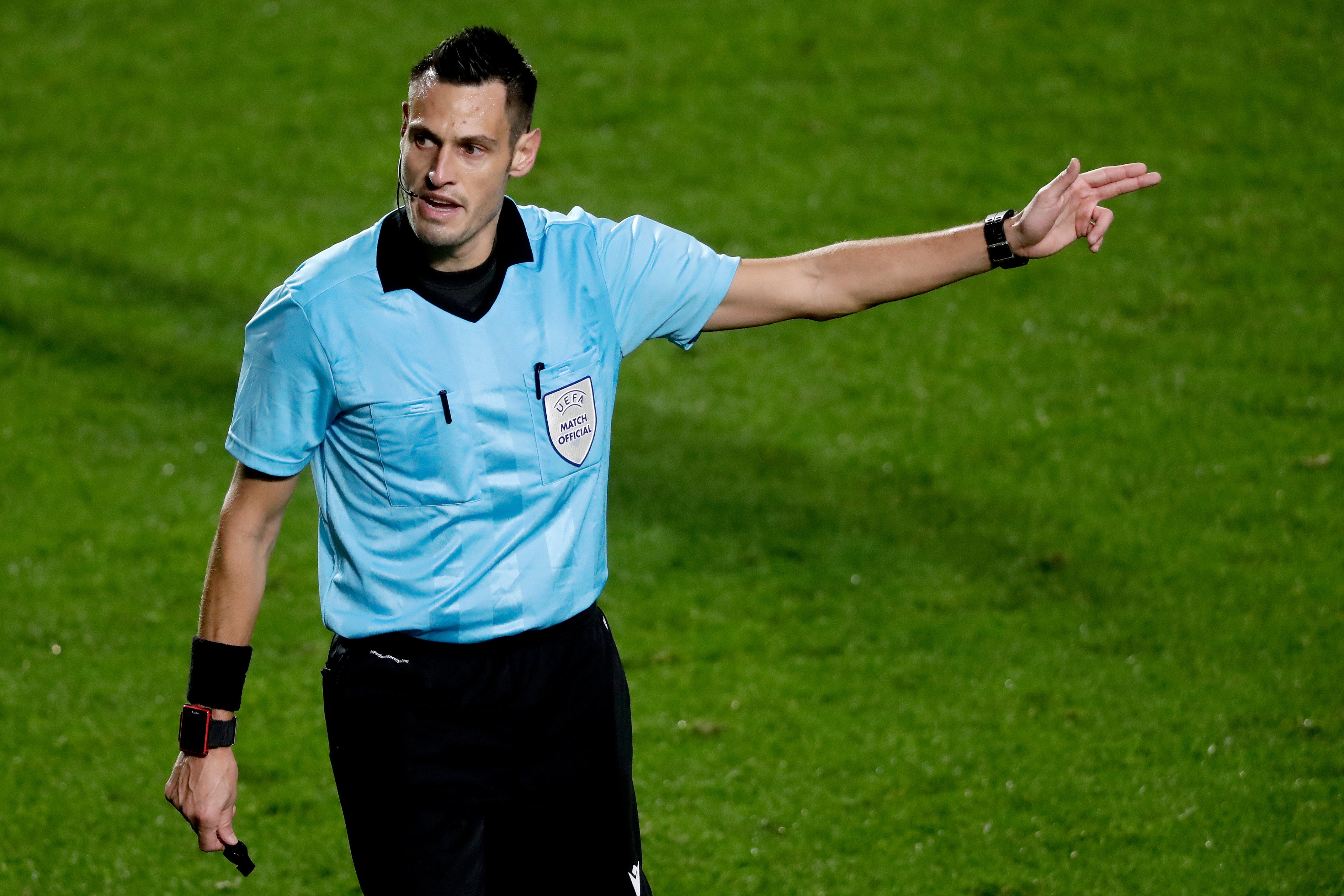 Scheidsrechter Maurizio Mariani in actie. De Italiaan kwam eerder in opspraak na een beslissing rondom Denzel Dumfries en fluit nu Polen – Nederland.