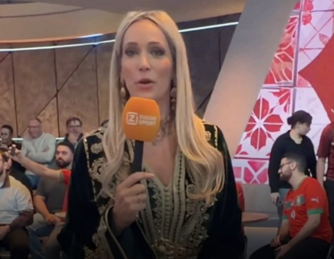 Hélène Hendriks presenteert Studio Afrika in een traditionele takshita. Aan tafel zorgt een vraag van Jan van Halst voor een ongemakkelijk moment.