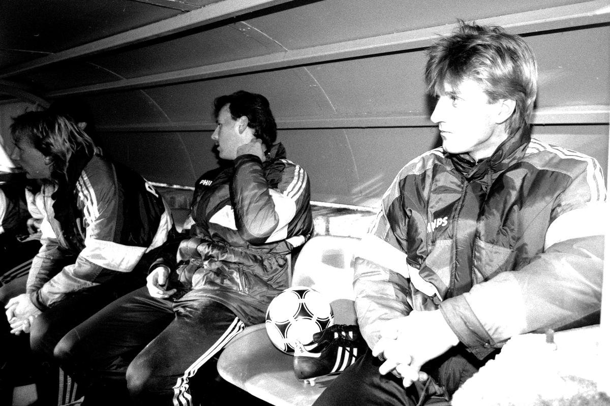 Wim Kieft (rechts) als voetballer