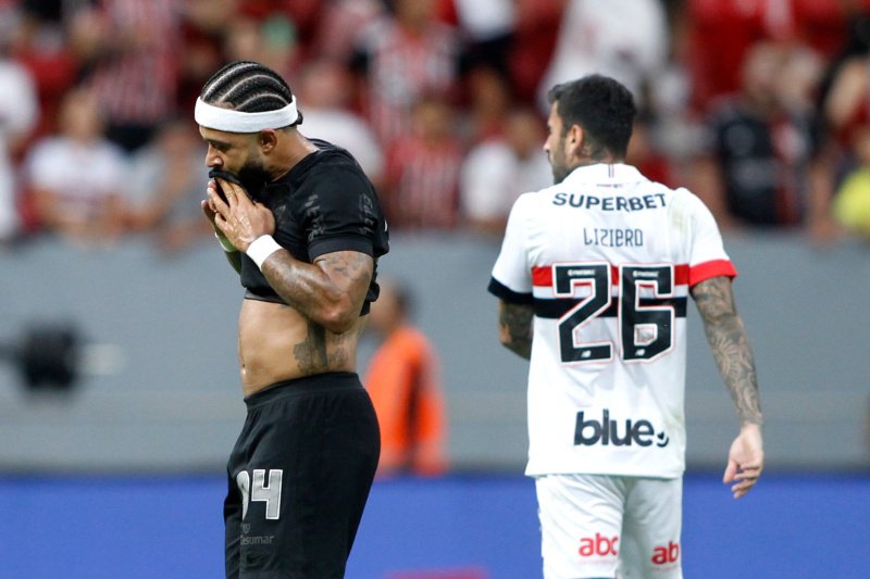 Memphis geeft Koeman hoop, maar de klok blijft tikken