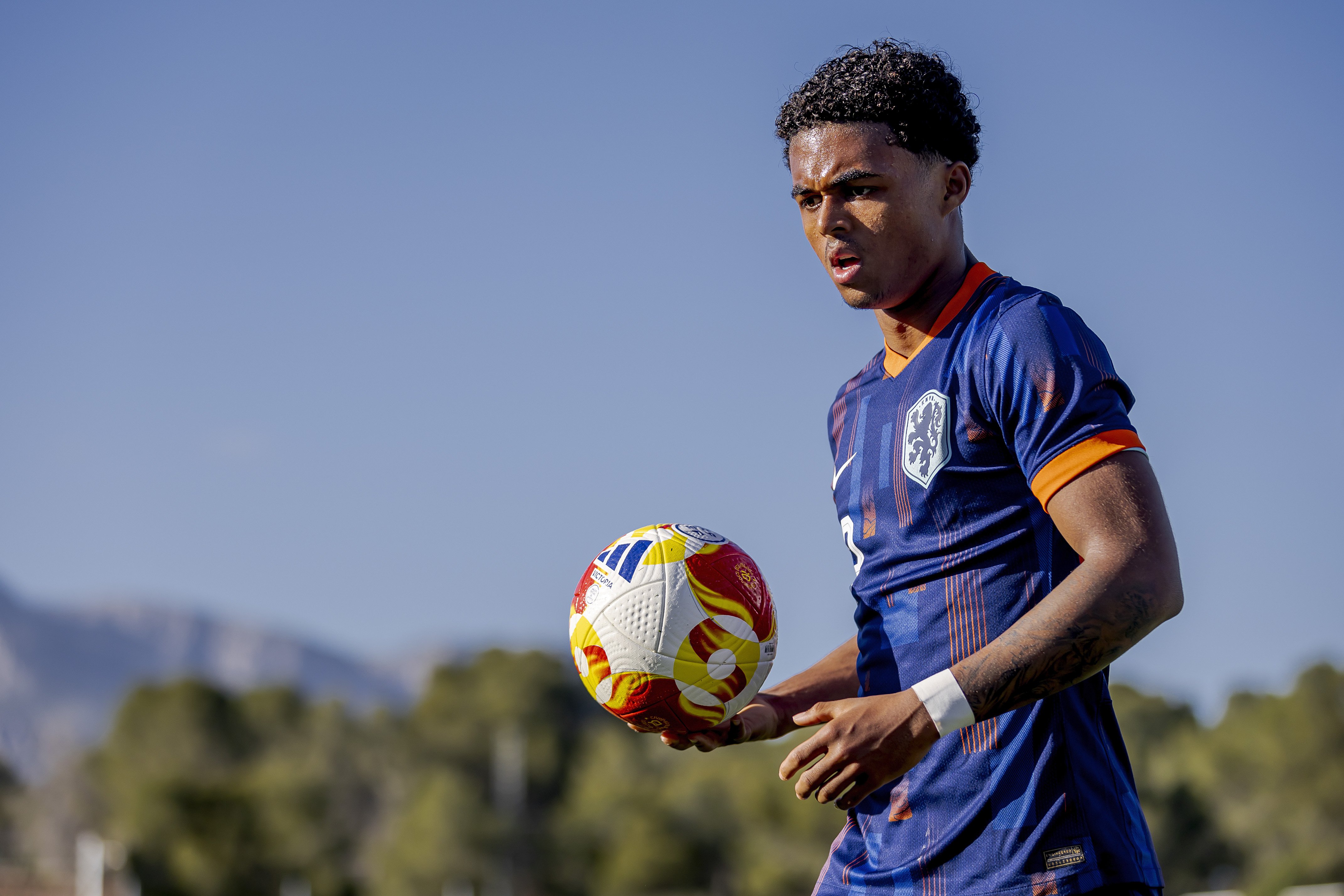 Shane Kluivert verscheen in de basis bij FC Barcelona tijdens de eerste oefenwedstrijd van de voorbereiding onder trainer Hansi Flick.