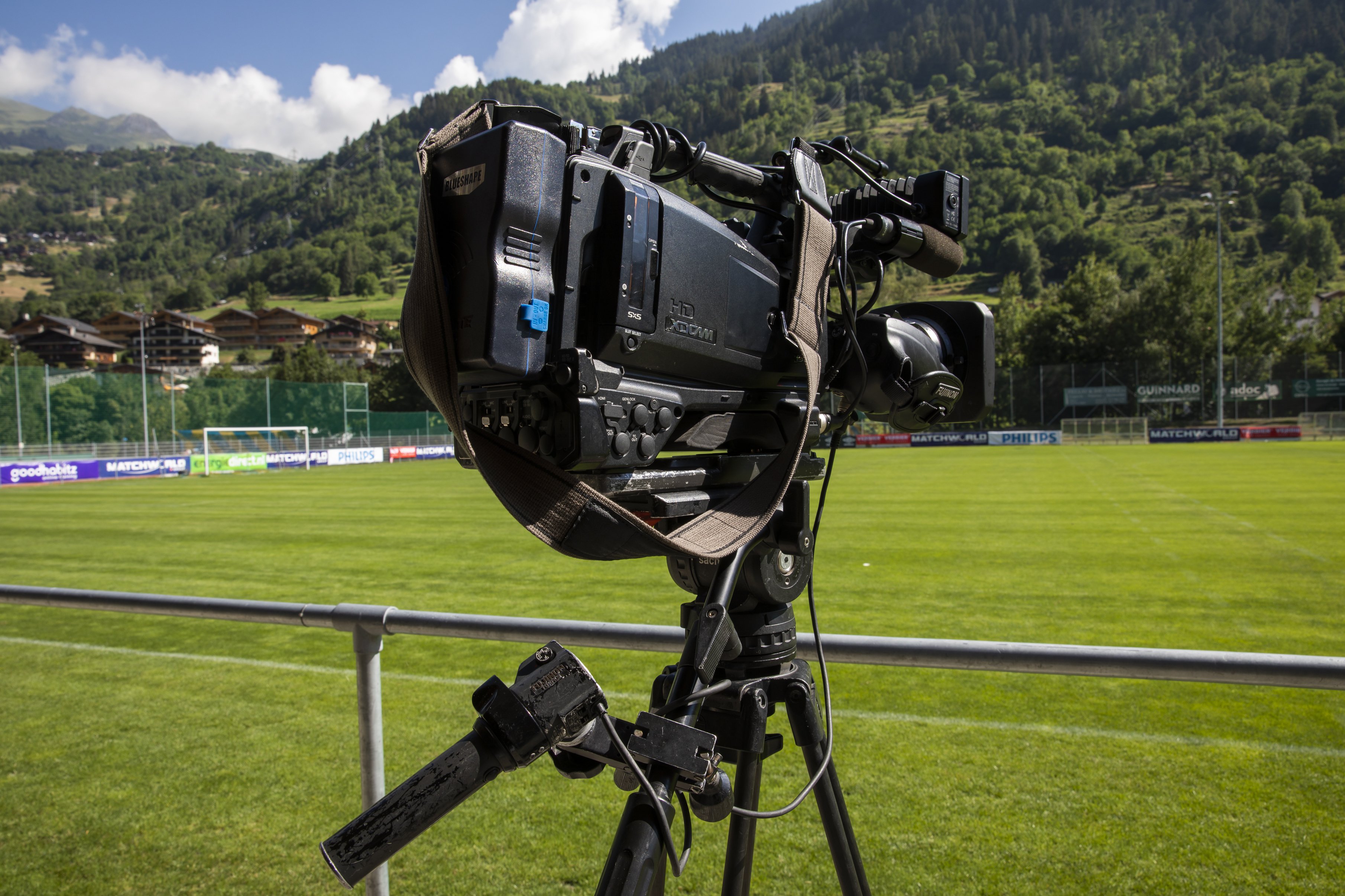Televisiecamera langs het voetbalveld, klaar om de wedstrijd live vast te leggen voor kijkers thuis en onderweg.