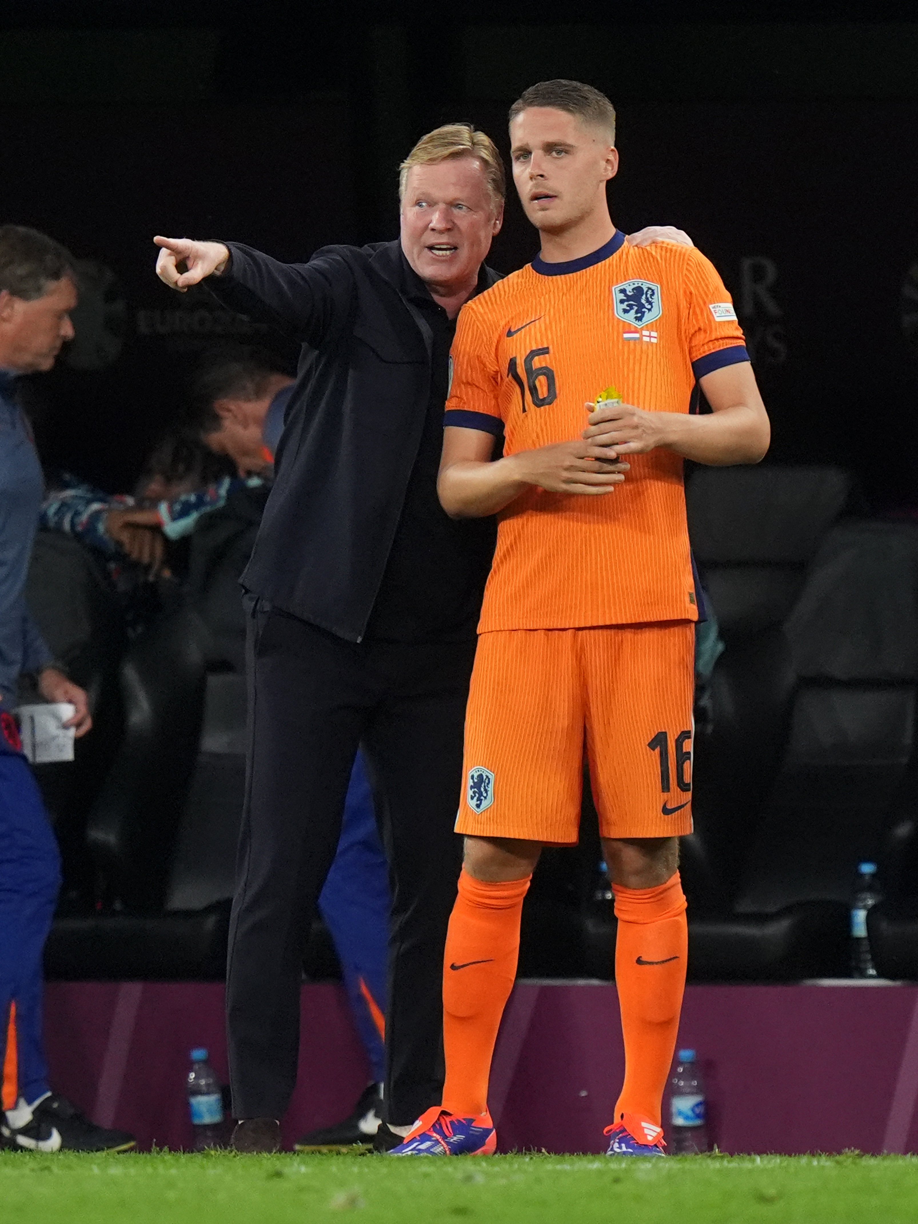 Fans speculeren: speelt er iets tussen Koeman en Veerman?