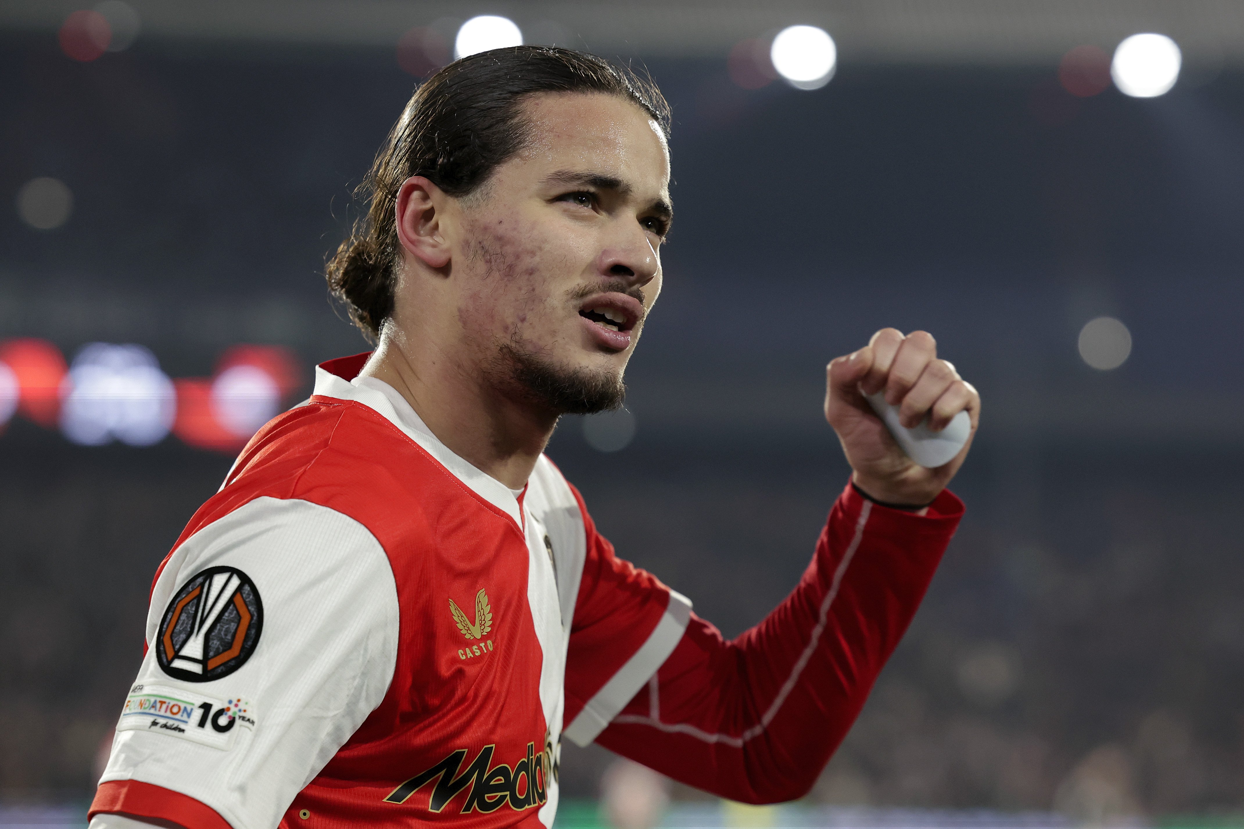 Anis Hadj Moussa juicht na een doelpunt voor Feyenoord, dat zo’n 30 miljoen euro wil ontvangen bij een transfer deze zomer.