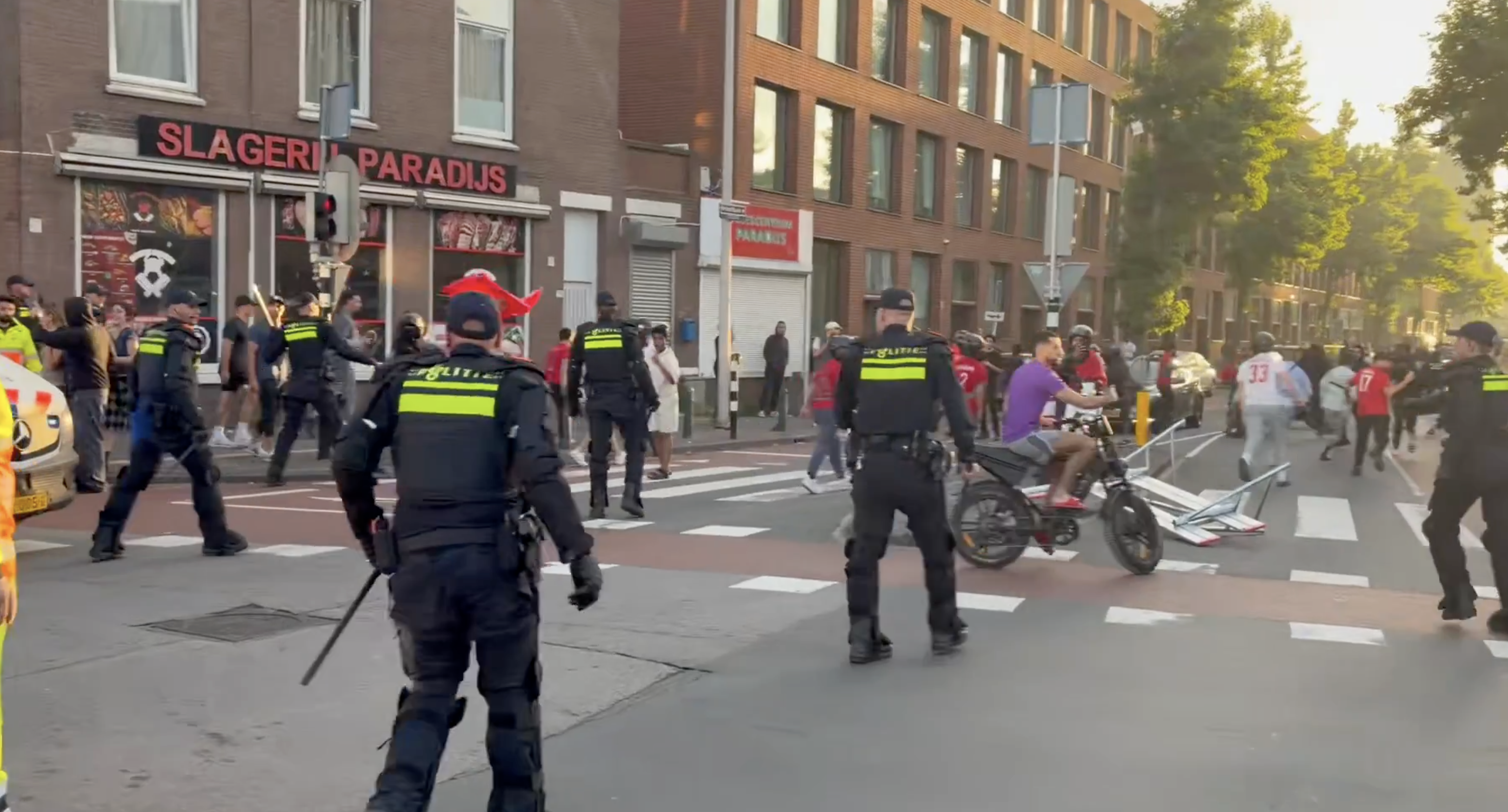 Rellen in Den Haag na Nederland-Marokko