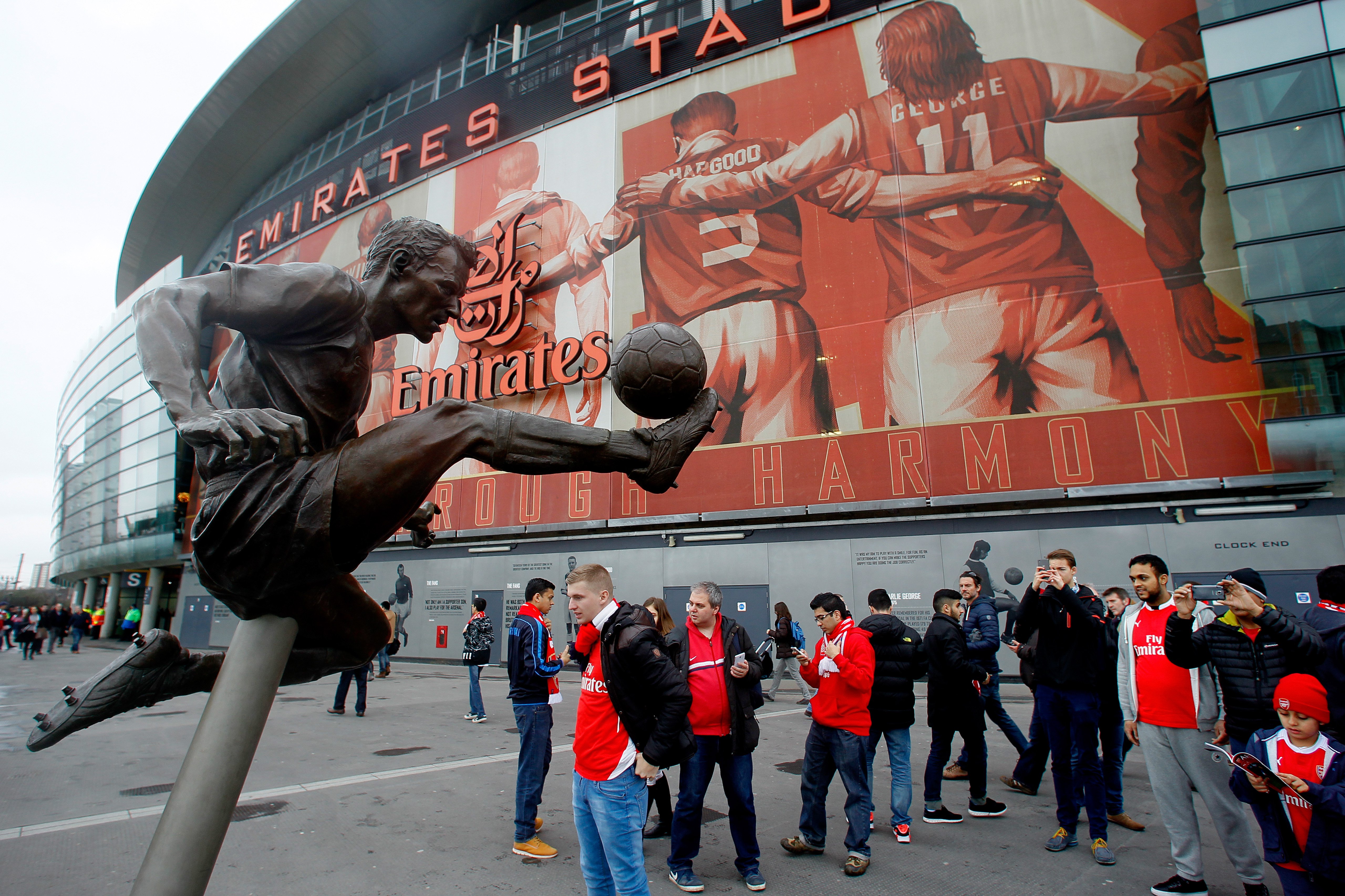 Het standbeeld van Dennis Bergkamp bij het Emirates Stadium, waar de Nederlander nog altijd symbool staat voor een tijdperk bij Arsenal.