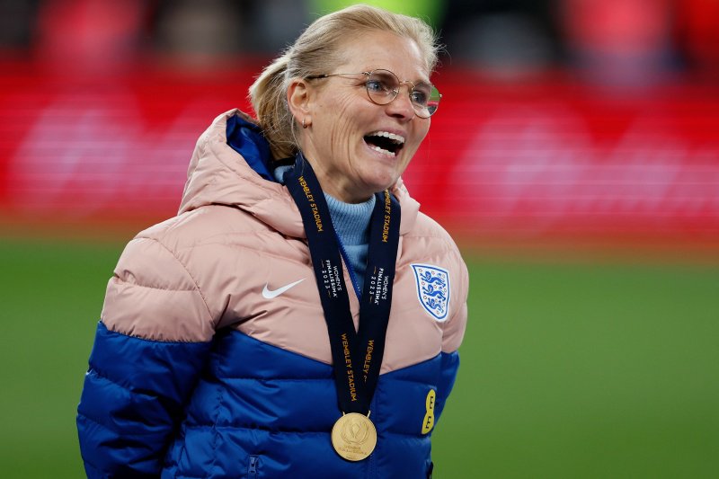 Sarina Wiegman langs de lijn als bondscoach namens de Engeland vrouwen