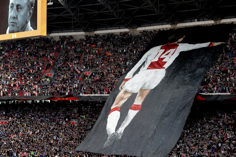 De naam Johan Cruijff gonst voor altijd na in het stadion van Ajax