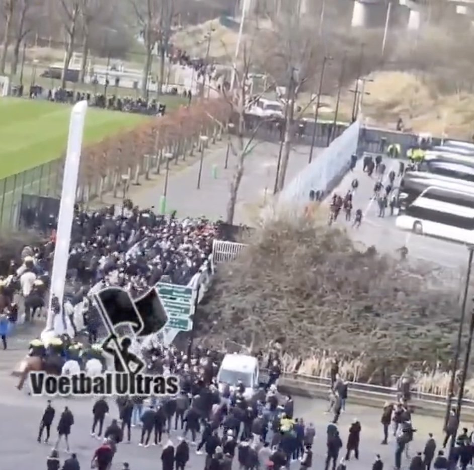 Politiepaarden Lopen Utrecht-fans Omver; ME Grijpt Hard In