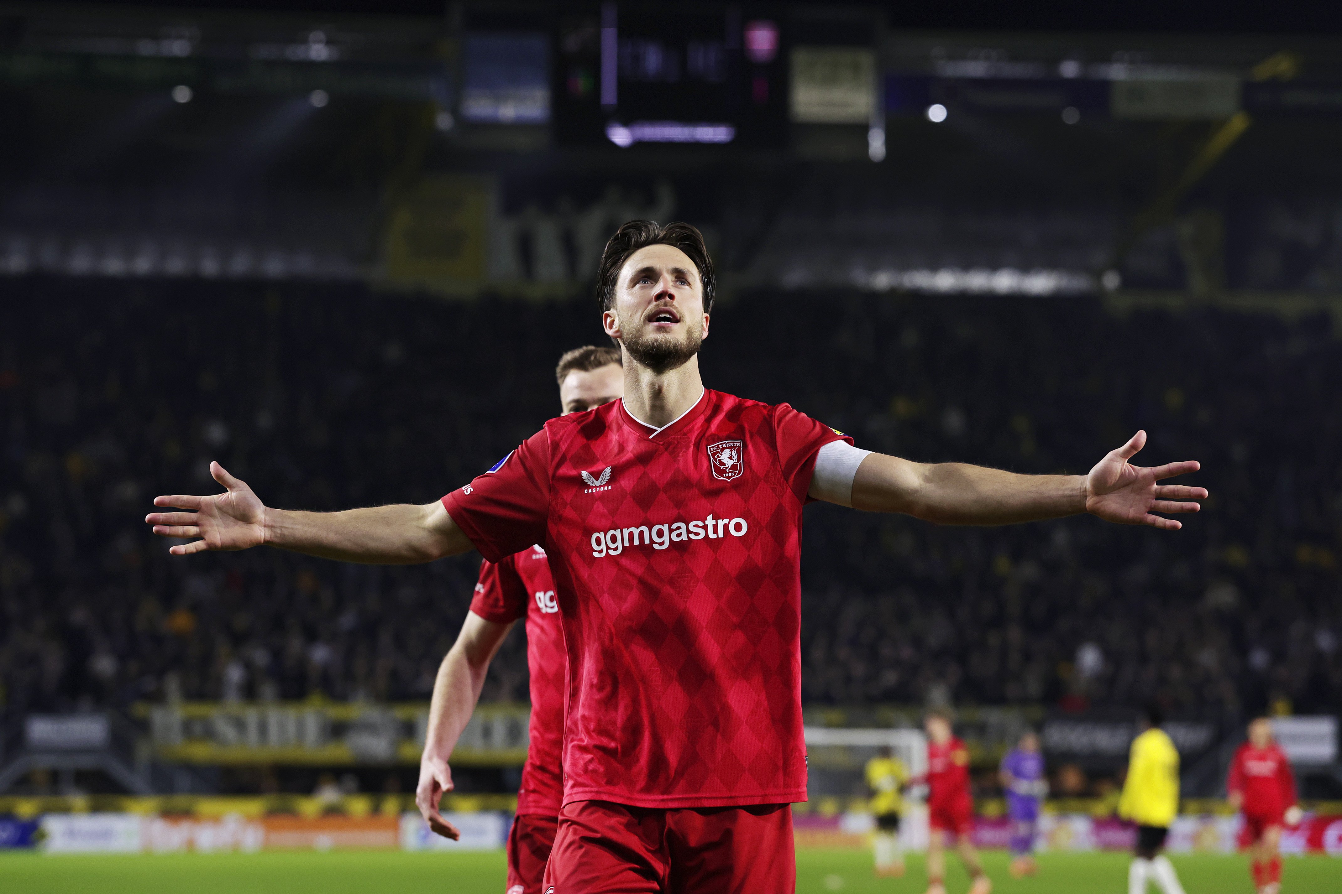 Ricky van Wolfswinkel viert een doelpunt voor FC Twente, waar hij uitgroeide tot een van de belangrijkste spelers van de club.