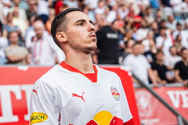Ontdek waarom Ajax Gloukh wil: stats, speelstijl, internationale ervaring en transfercontext.